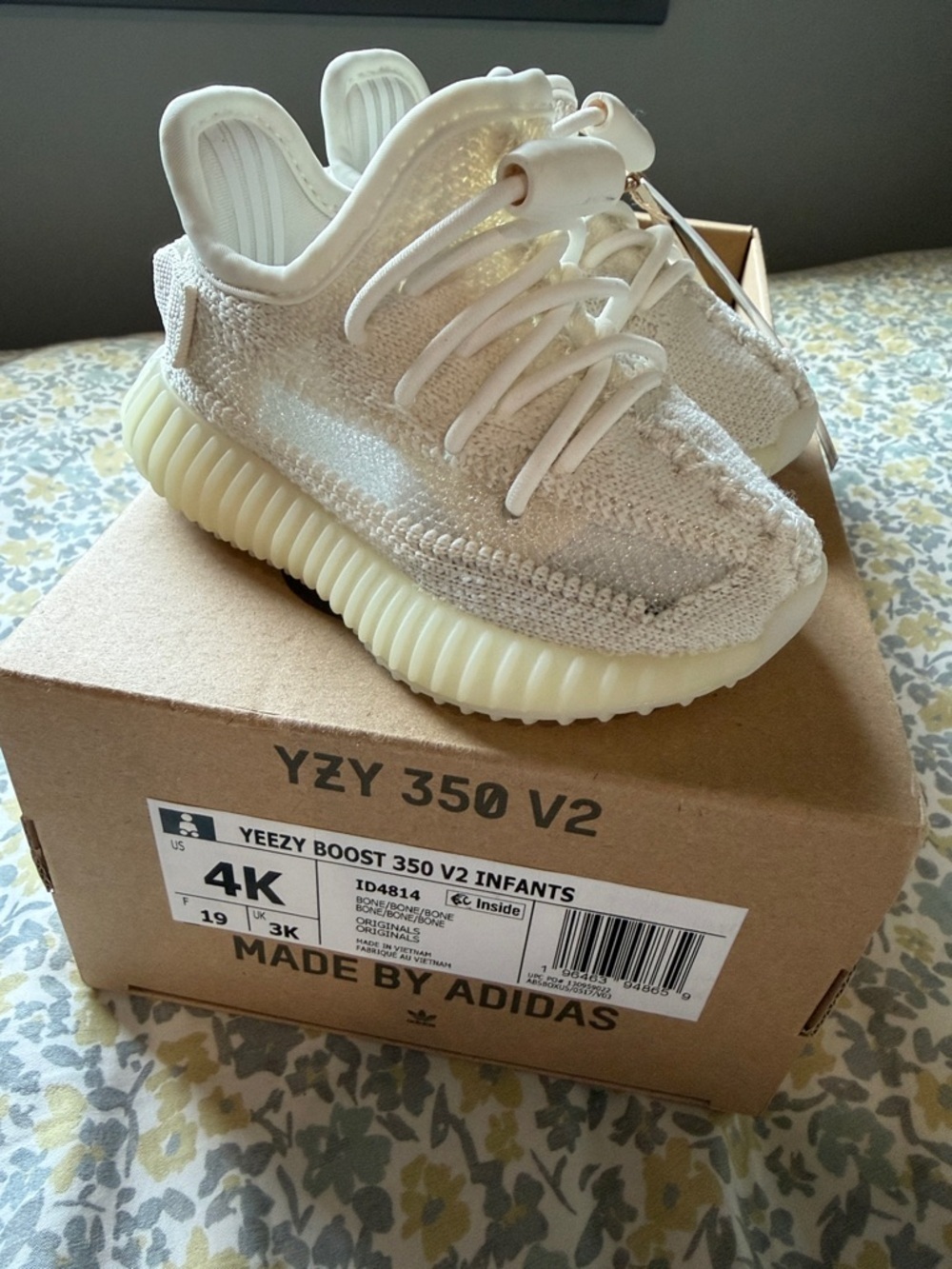 Yeezy Adidas Infant YZY 350 V2 Sneakers in Bone size 4k